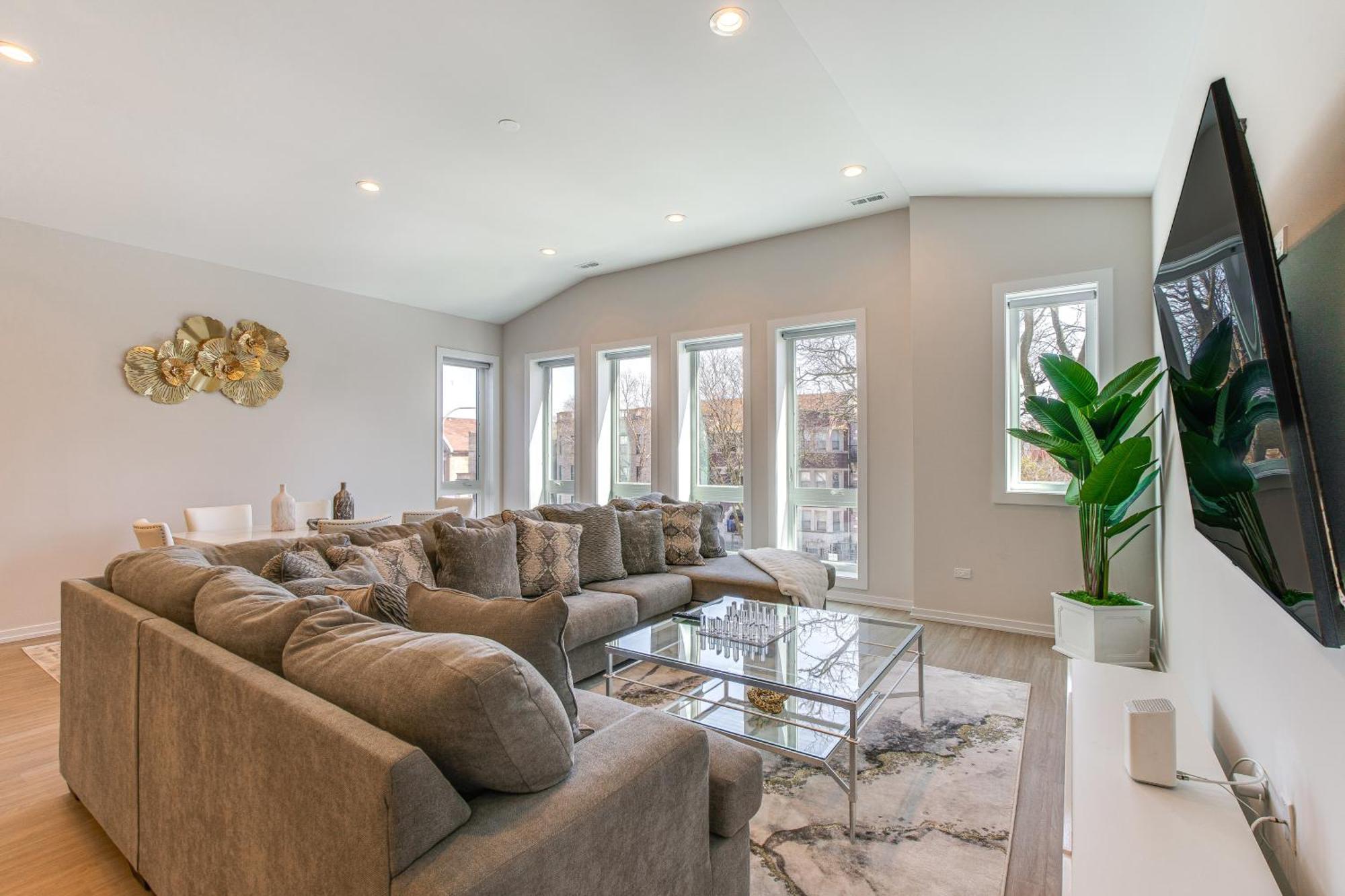 Luxe And Modern - 7 Mi To Downtown! Apartment *