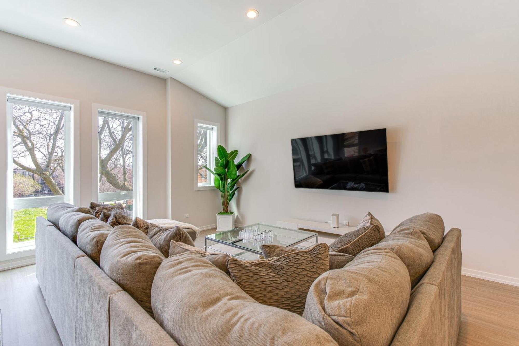 Luxe And Modern - 7 Mi To Downtown! Apartment *