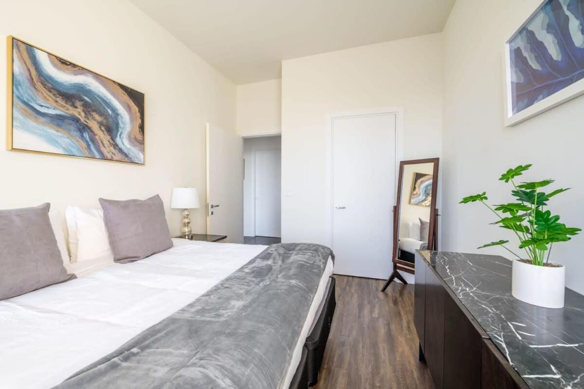 3br Luxury Glass With Views Pool & Gym * Chicago