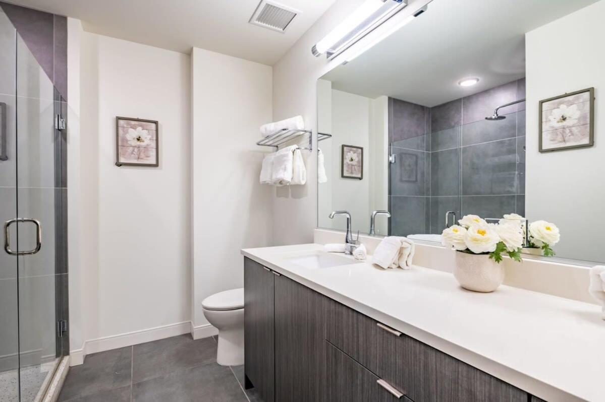 3br Luxury Glass With Views Pool & Gym Apartment