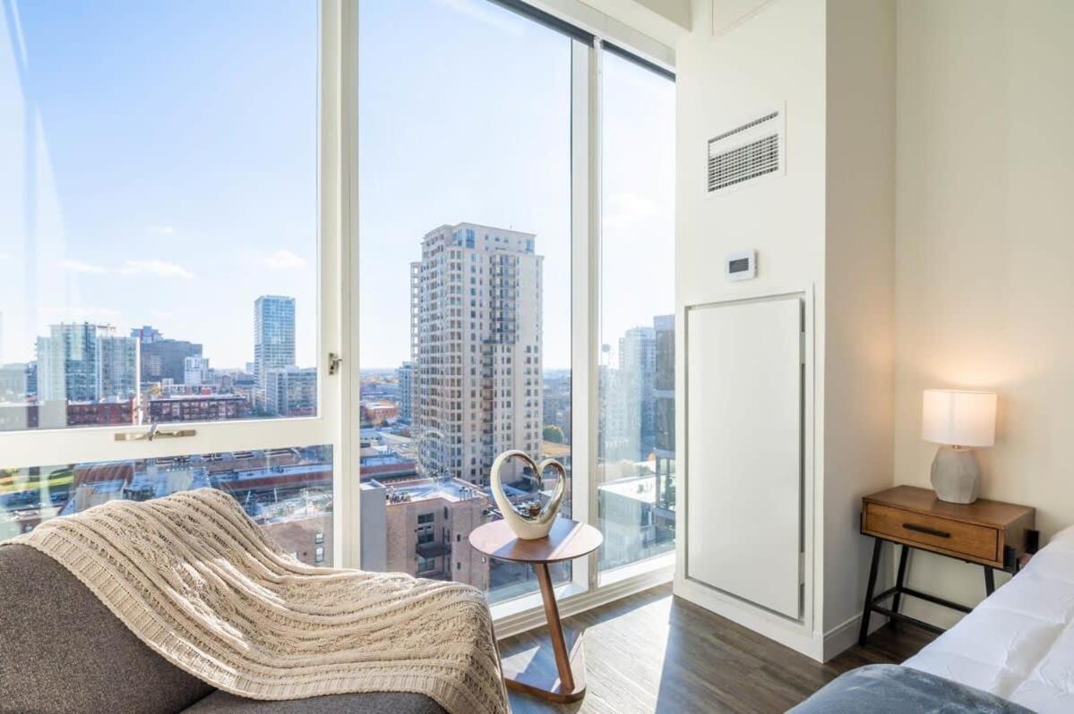 3br Luxury Glass With Views Pool & Gym Apartment Chicago