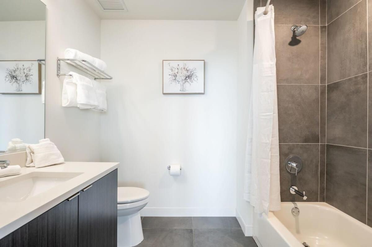 3br Luxury Glass With Views Pool & Gym Apartment