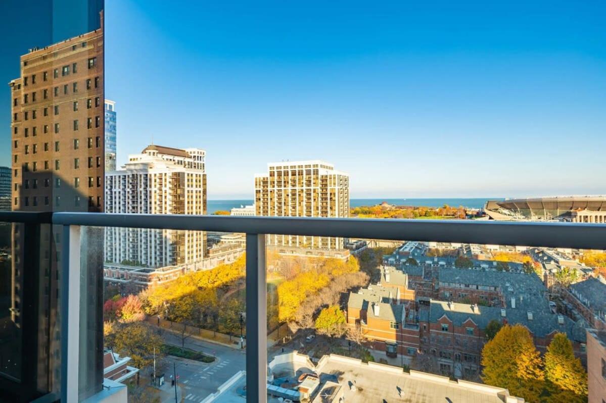 3br Luxury Glass With Views Pool & Gym Chicago