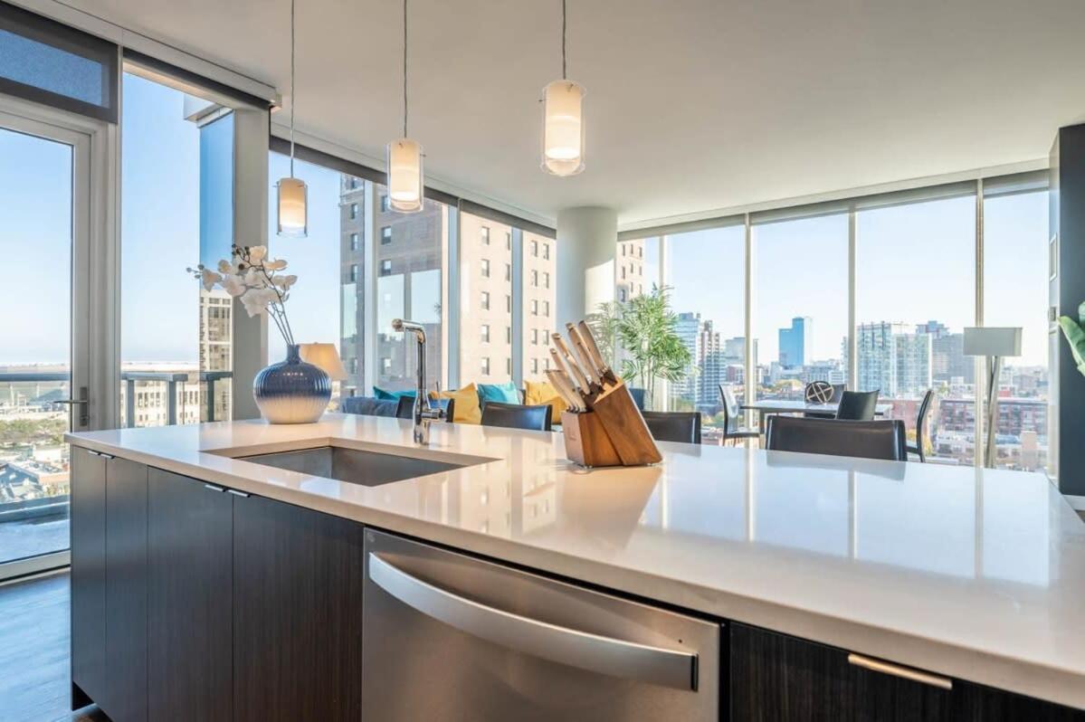 3br Luxury Glass With Views Pool & Gym Apartment