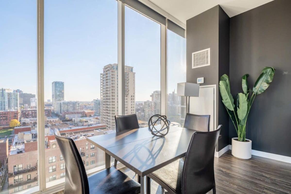 3br Luxury Glass With Views Pool & Gym * Chicago
