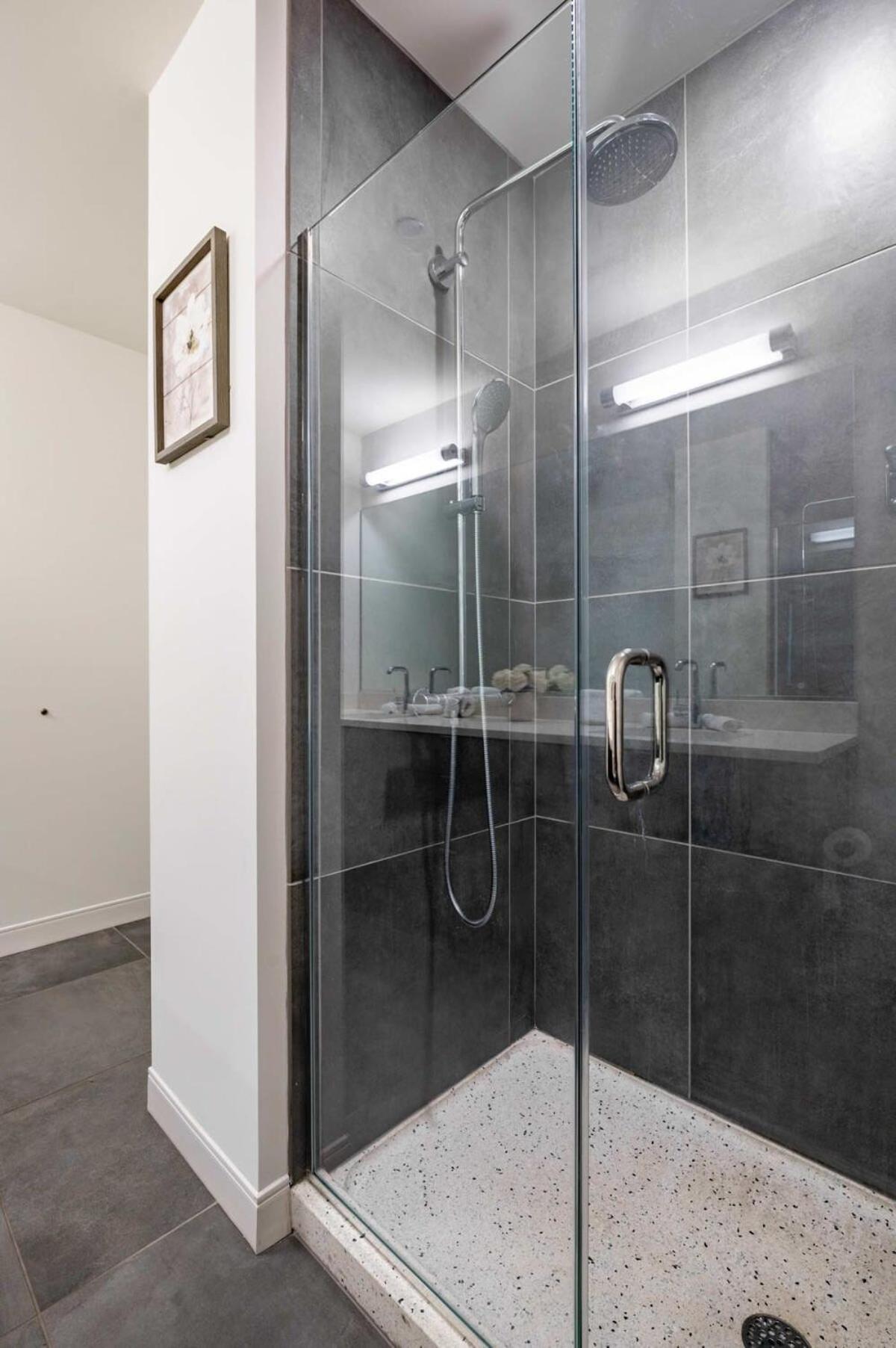 Apartment 3br Luxury Glass With Views Pool & Gym *