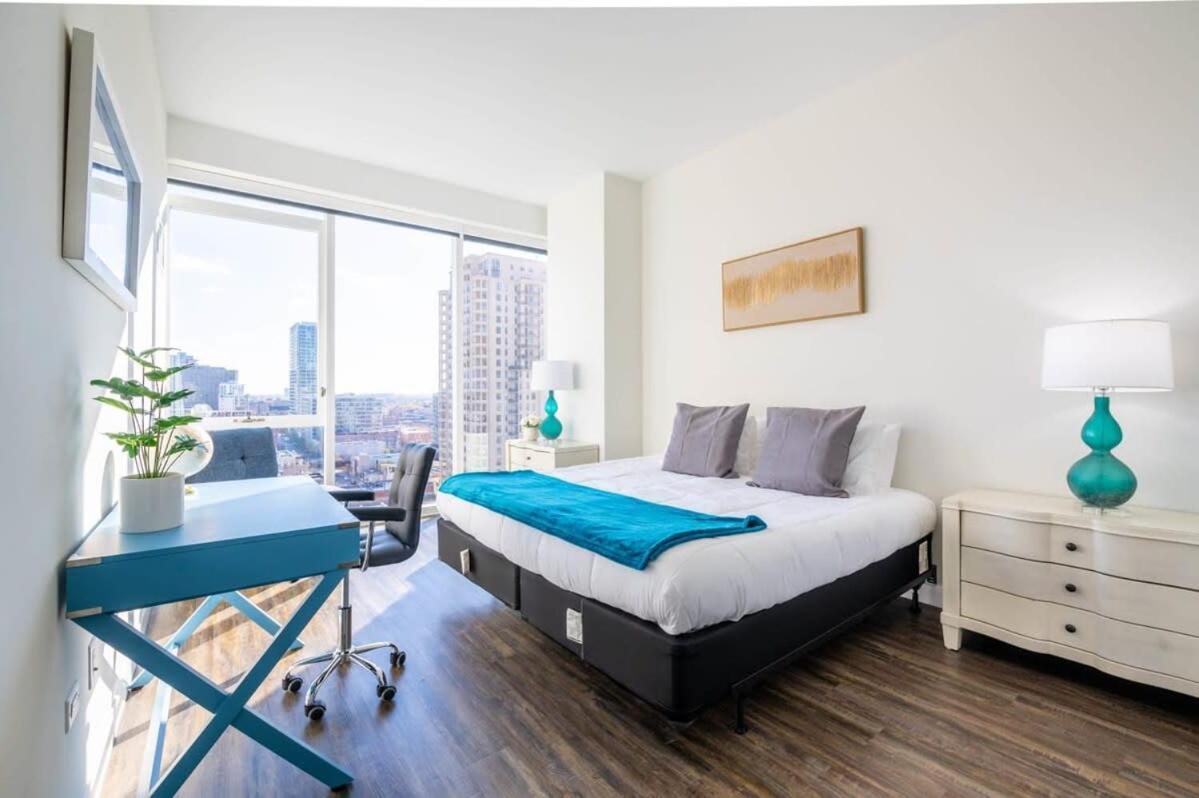 3br Luxury Glass With Views Pool & Gym * Chicago
