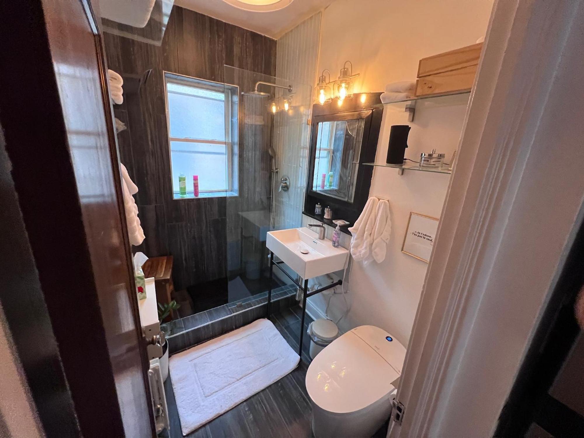 Lakeside Loft - Historic