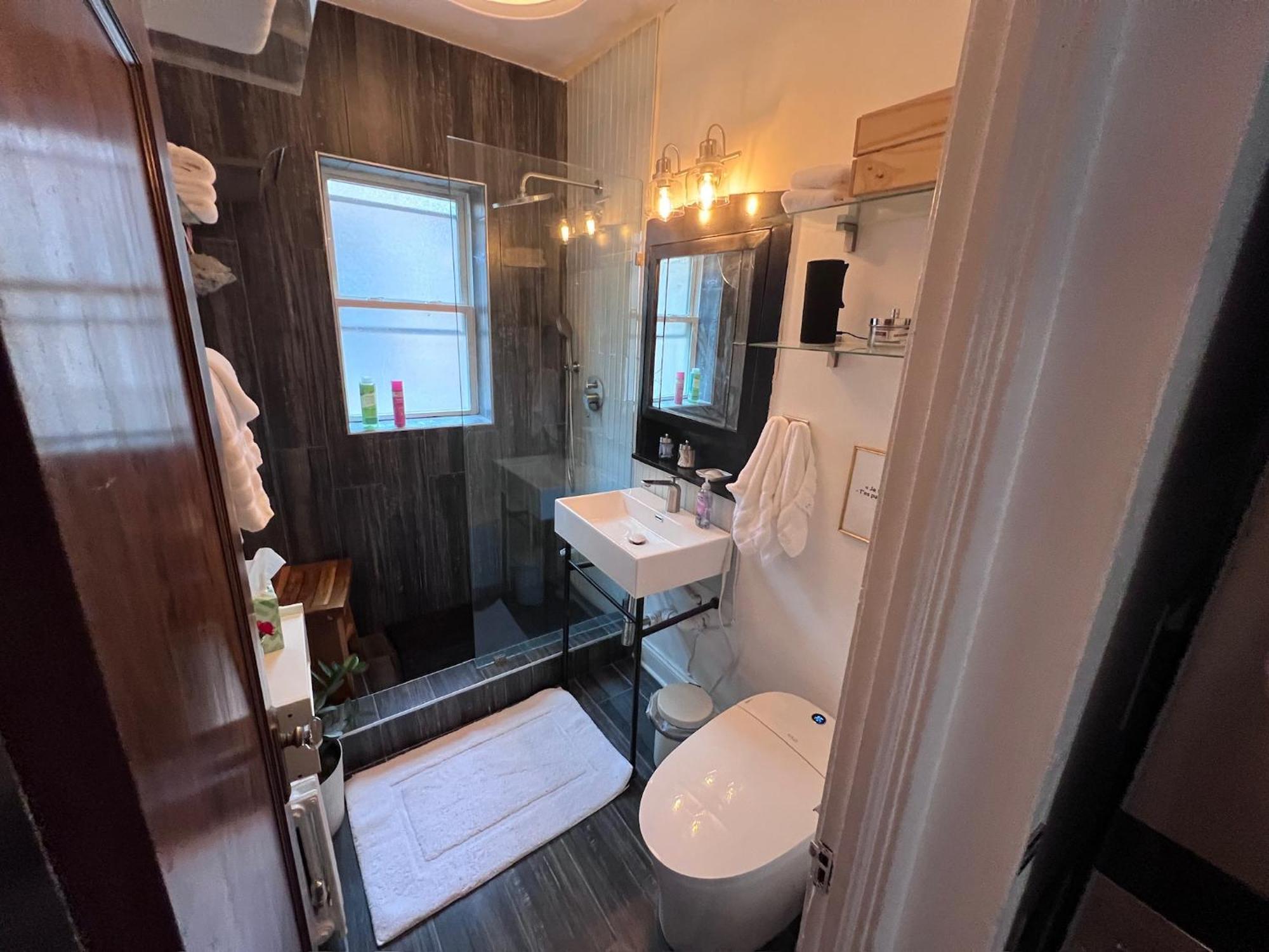 Lakeside Loft - Historic