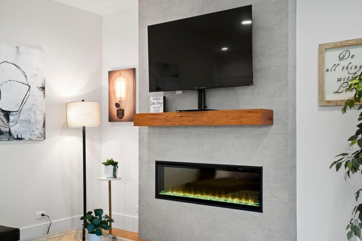 3 Bdr Astonishing New Steps From United Center Chicago