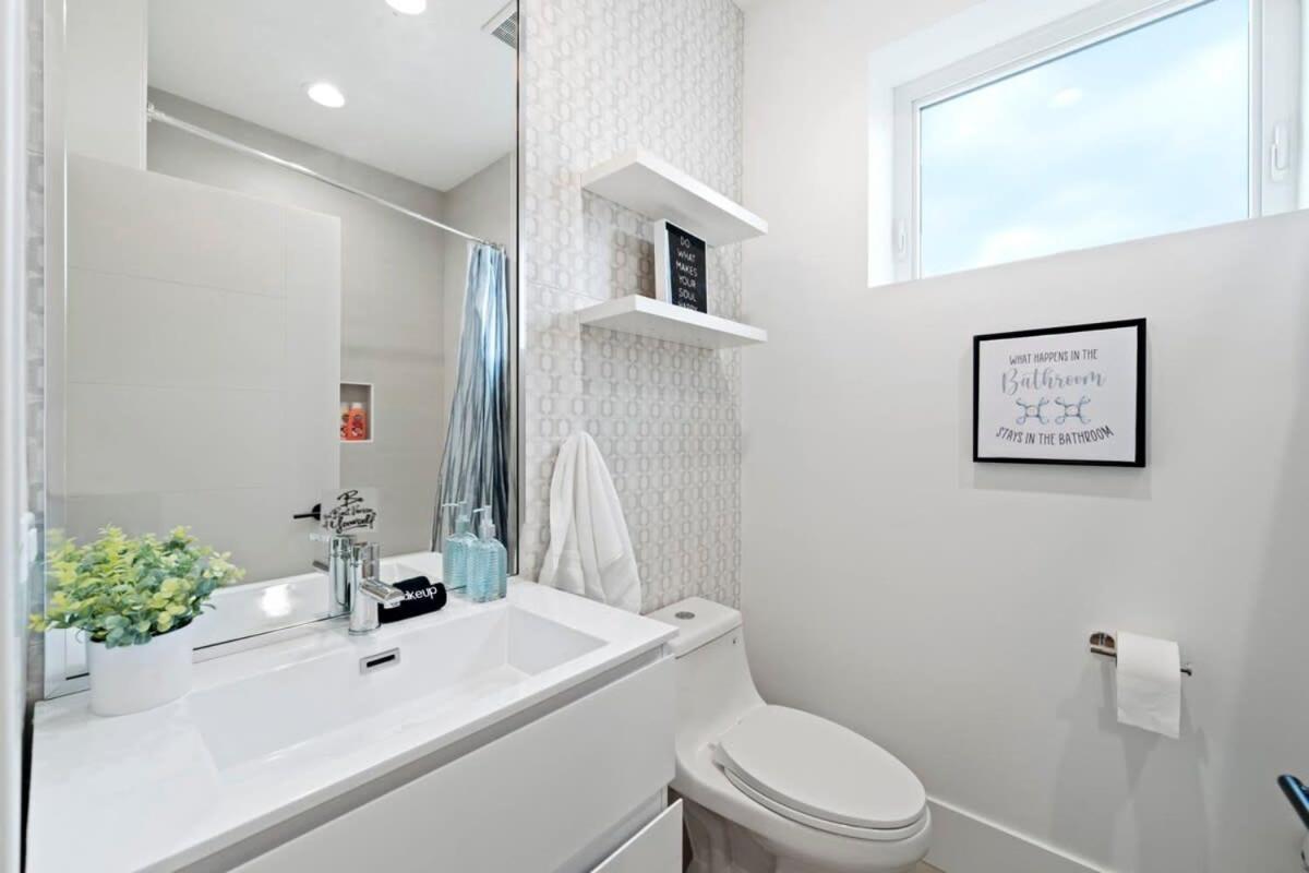 Apartment 3 Bdr Astonishing New Steps From United Center