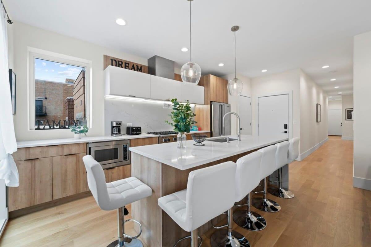 Apartment 3 Bdr Astonishing New Steps From United Center *