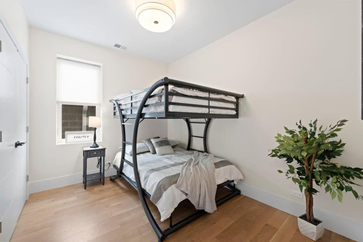 3 Bdr Astonishing New Steps From United Center