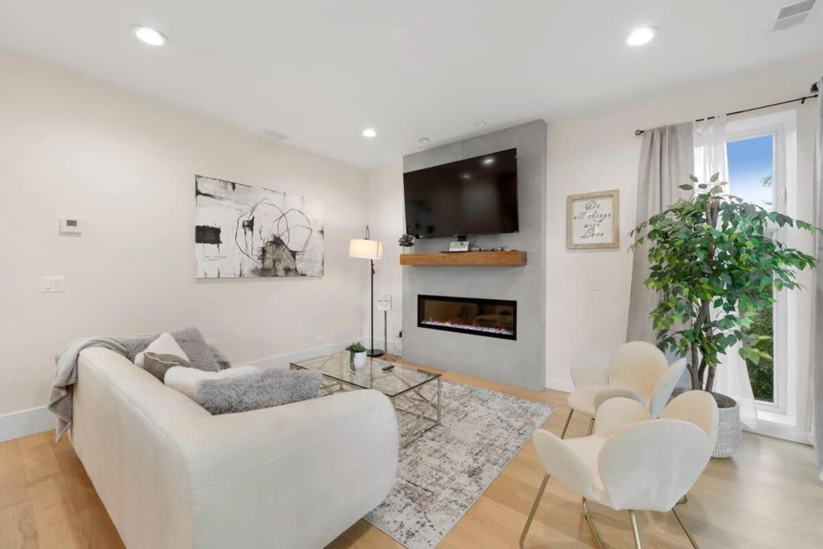 Apartment 3 Bdr Astonishing New Steps From United Center *