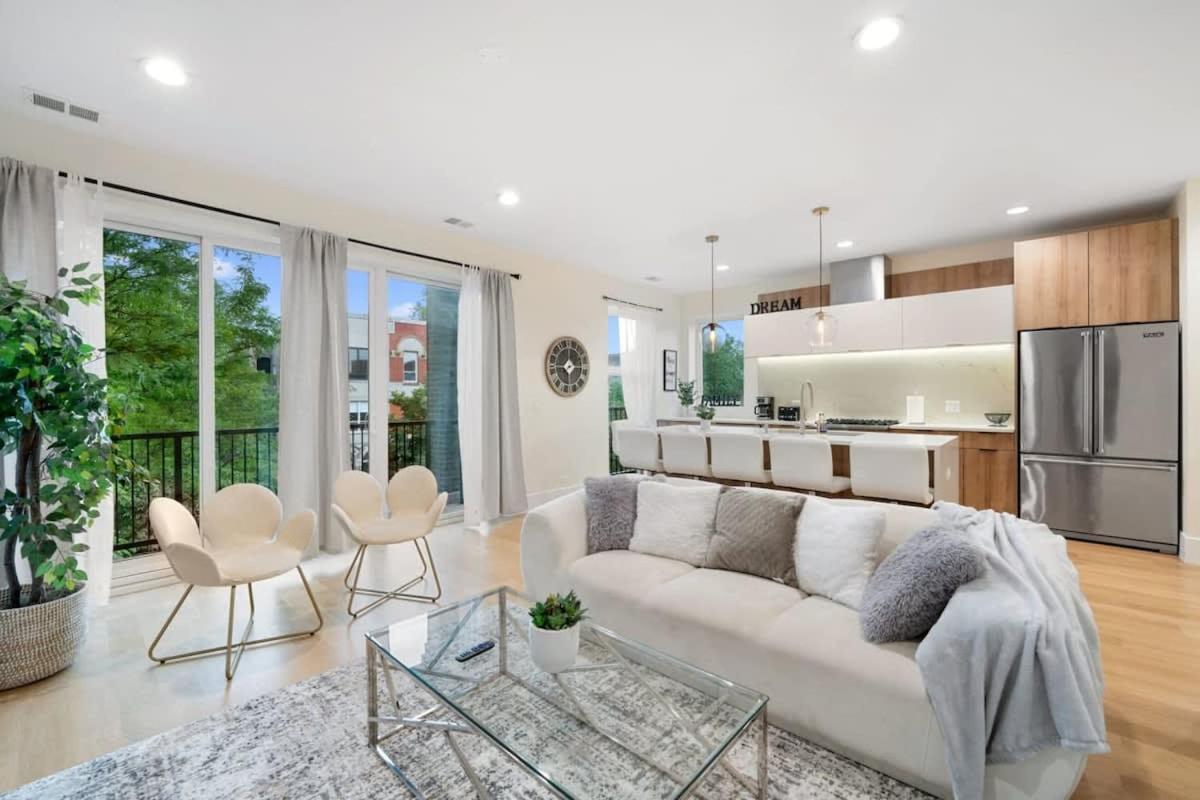 3 Bdr Astonishing New Steps From United Center Chicago