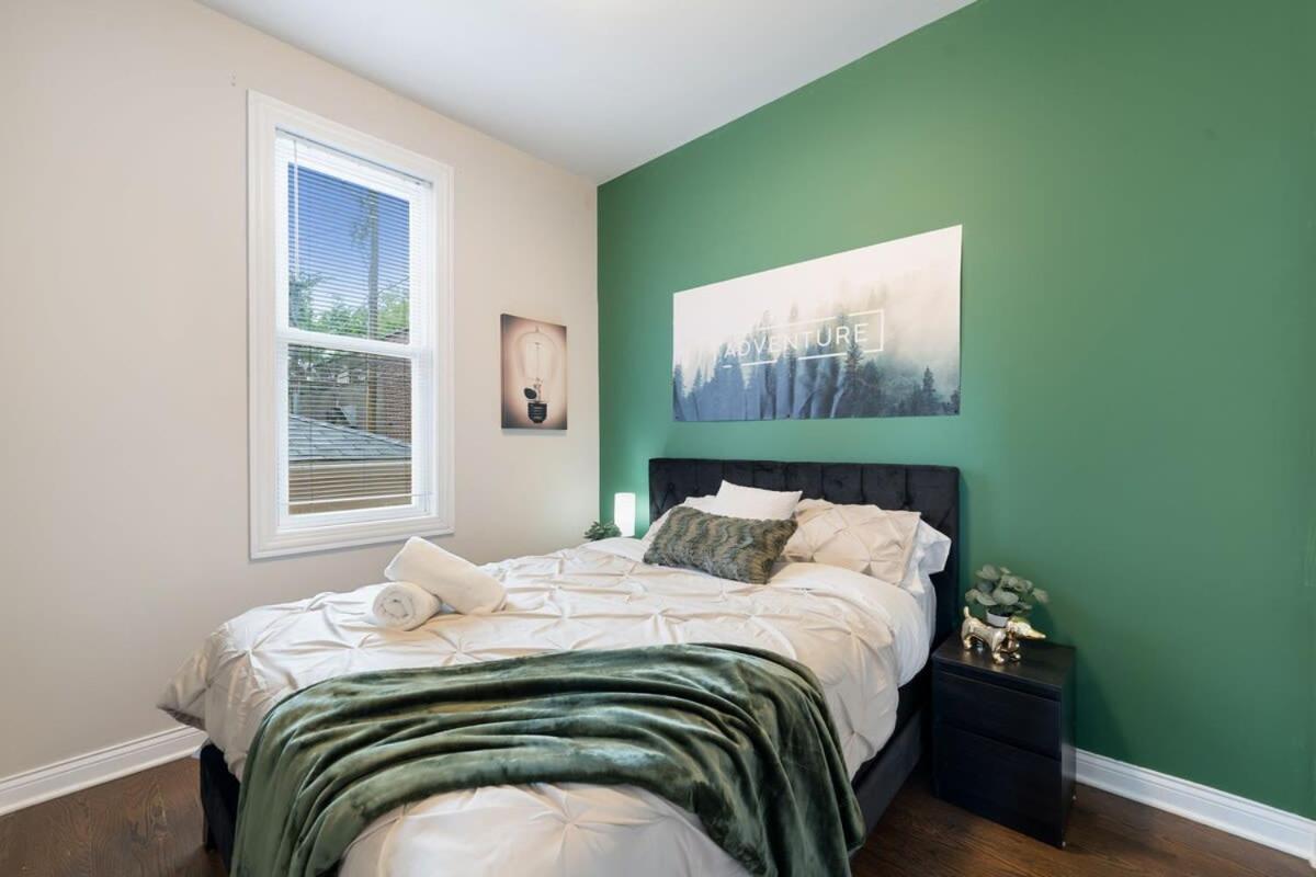 Stylish 2 Bdr Coach House Steps From The