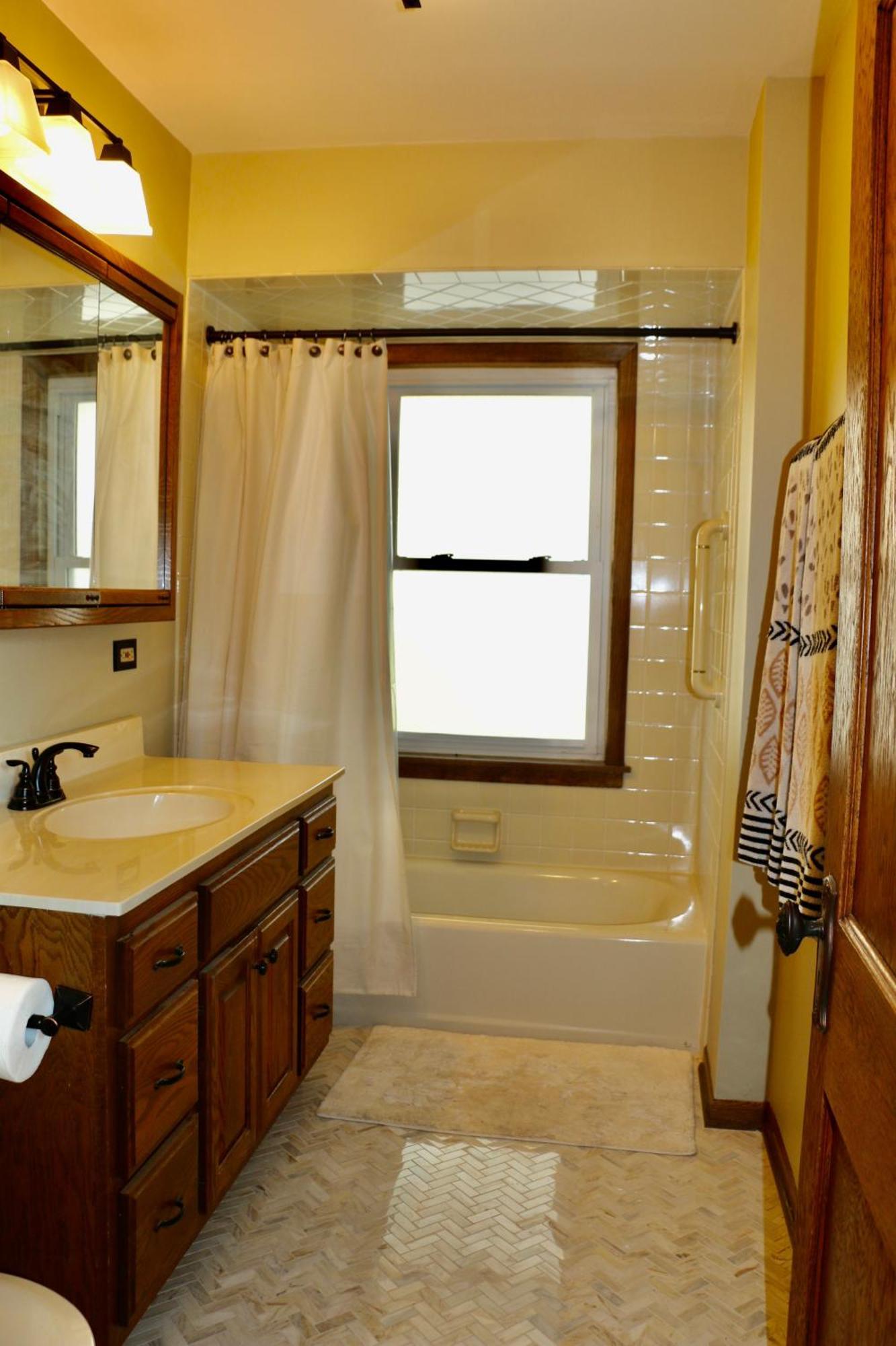 Holiday home Historic With Outdoor Hot Tub Near Downtown In Public Transportation Hub