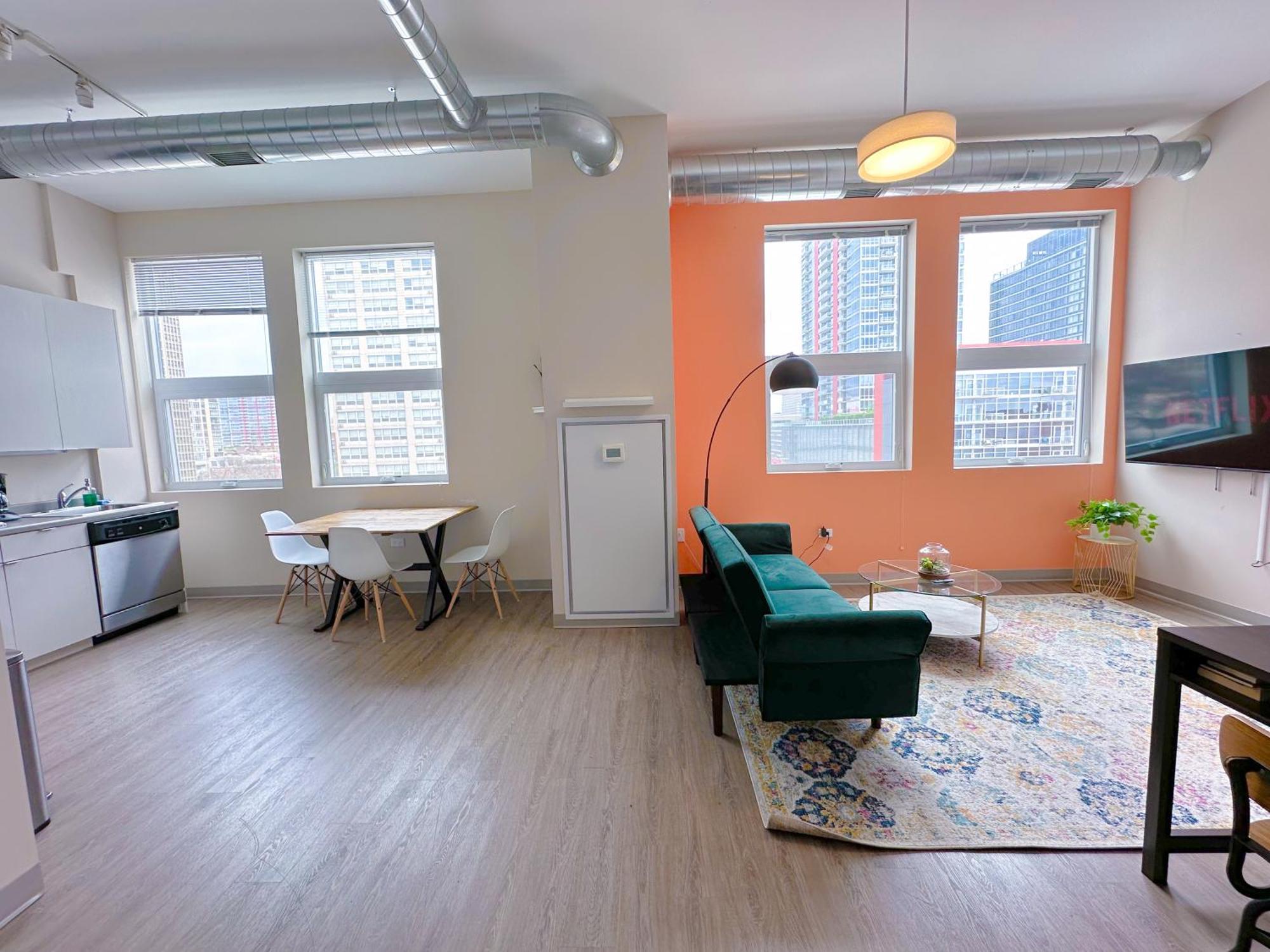 Mccormick Place 2br-2ba With Optional Parking,patio,gym For 6 Guests *