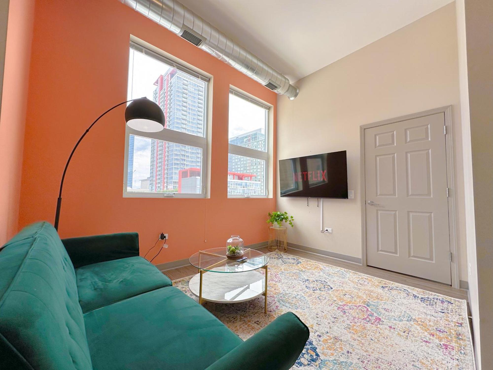 Apartment Mccormick Place 2br-2ba With Optional Parking,patio,gym For 6 Guests