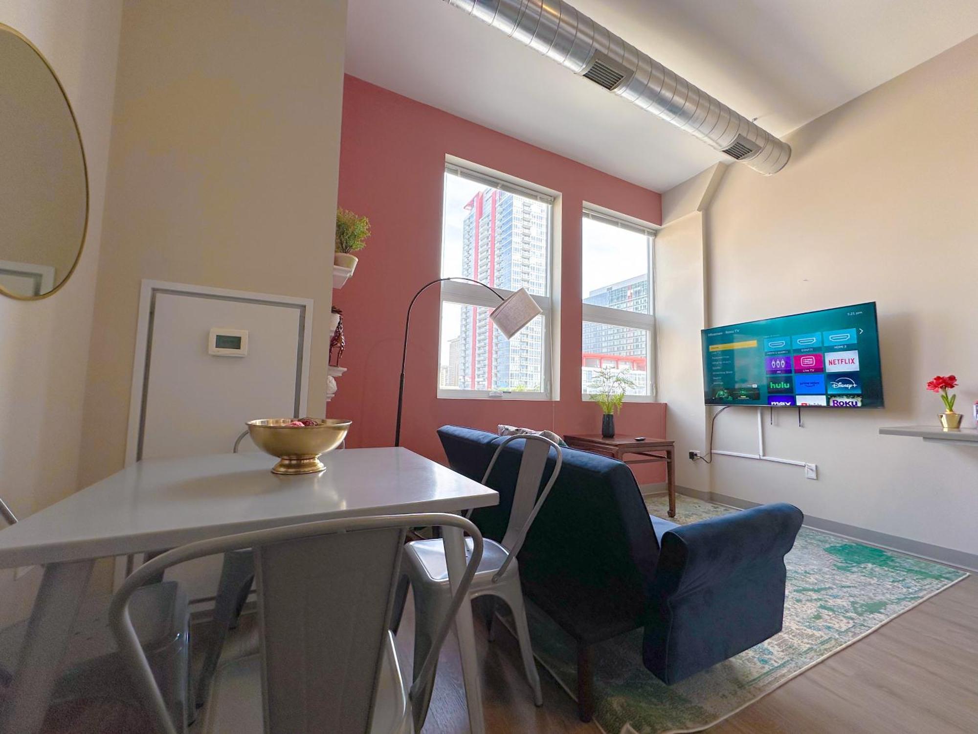 Apartment Mccormick 2br/2ba Oasis With Optional Parking, Patio, Gym For Up To 6 Guests Chicago