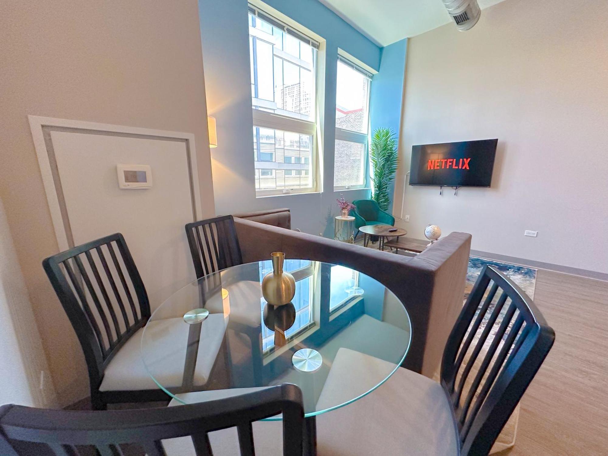 Apartment Mccormick 2br/2ba Oasis With Optional Parking, Patio, Gym For Up To 6 Guests Chicago
