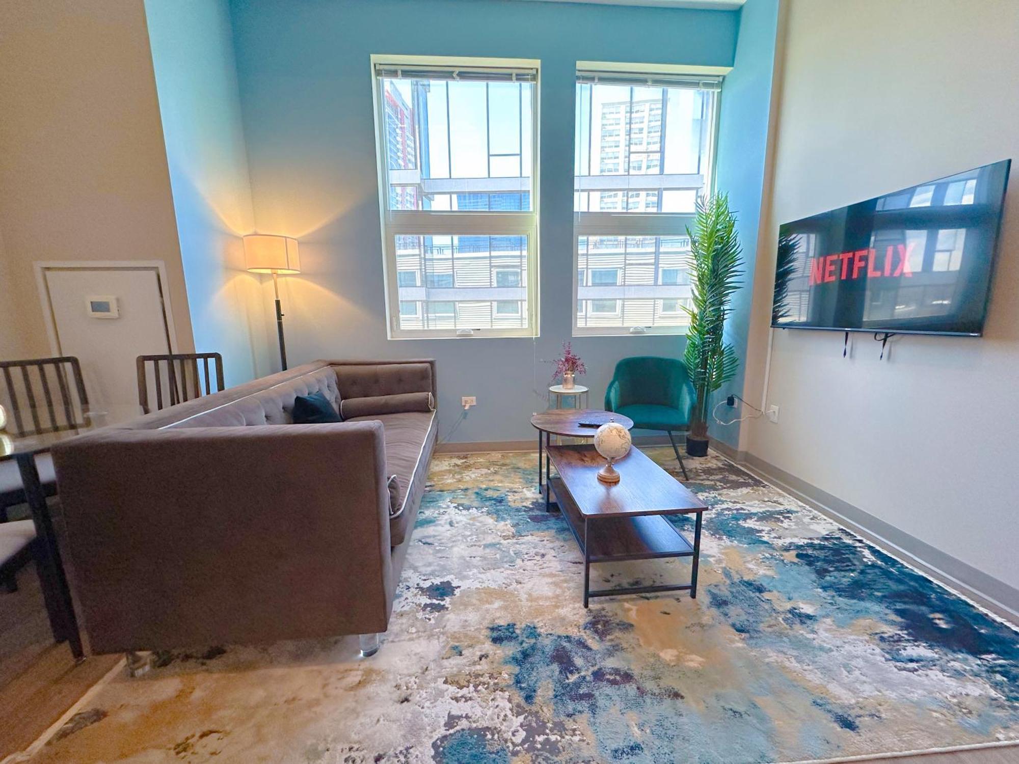 Mccormick 2br/2ba Oasis With Optional Parking, Patio, Gym For Up To 6 Guests Apartment Chicago