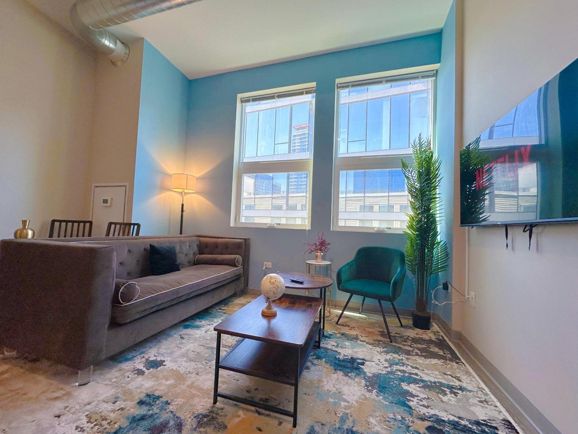 Mccormick 2br/2ba Oasis With Optional Parking, Patio, Gym For Up To 6 Guests Chicago