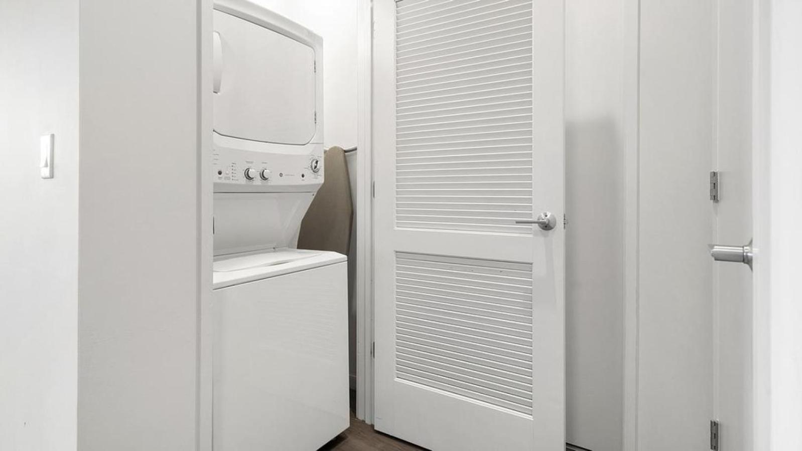 Landing At Logan - In Logan Square Apartment *