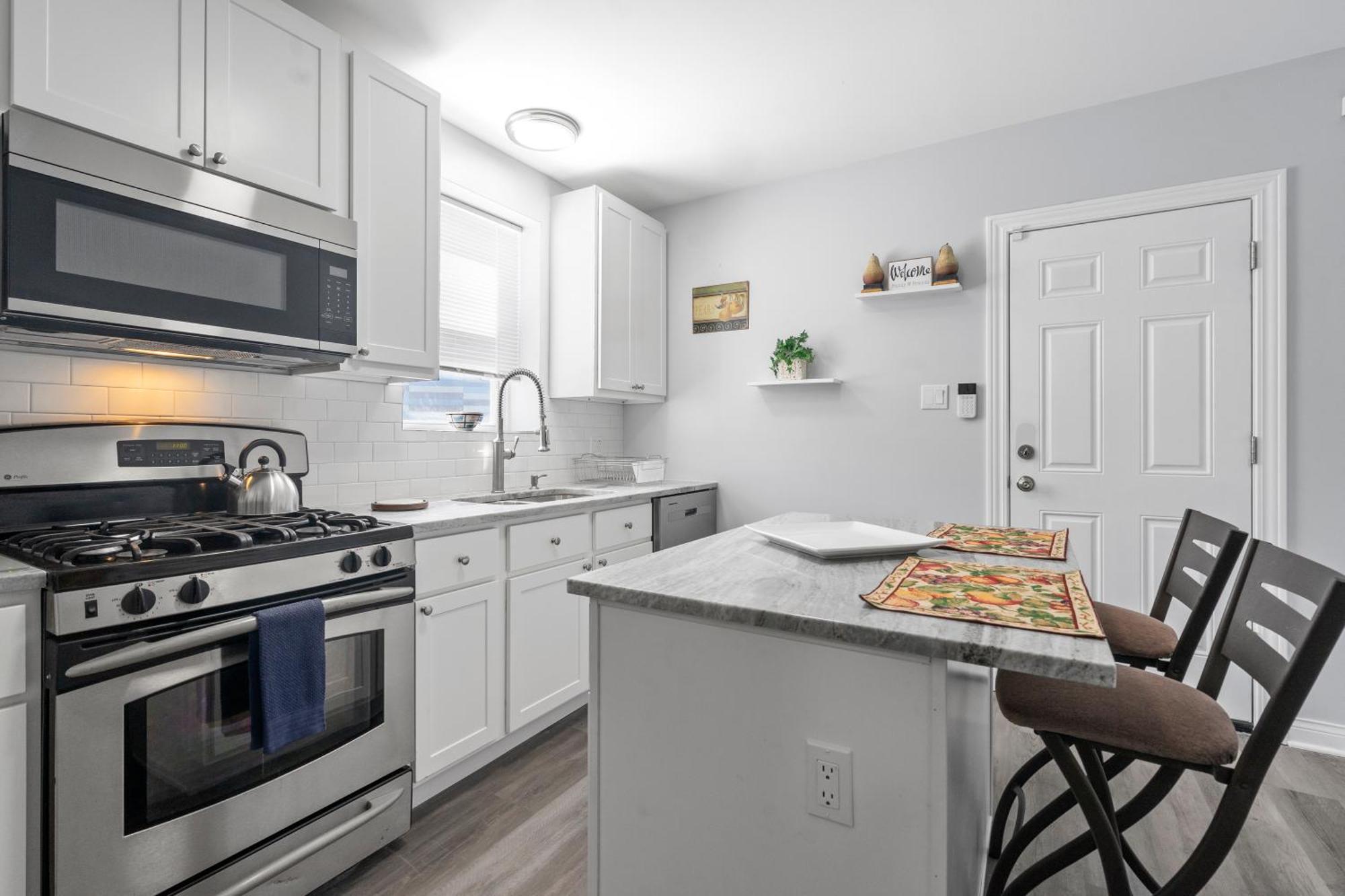 Newly Rehabbed Greystone With 2 Private Apartments, Backyard, Garage, Laundry, Close To Expressway Apartment *