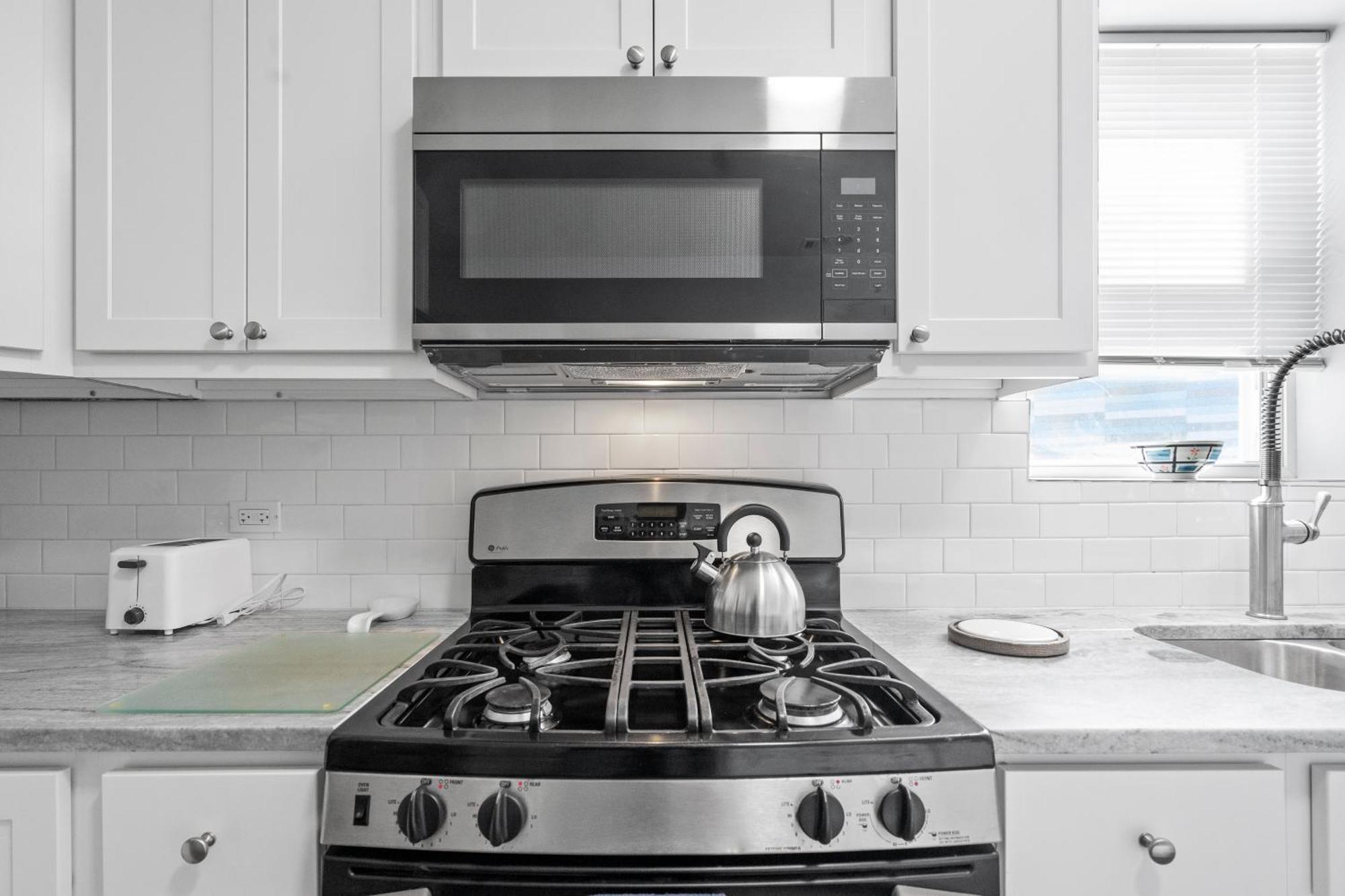 Apartment Newly Rehabbed Greystone With 2 Private Apartments, Backyard, Garage, Laundry, Close To Expressway *