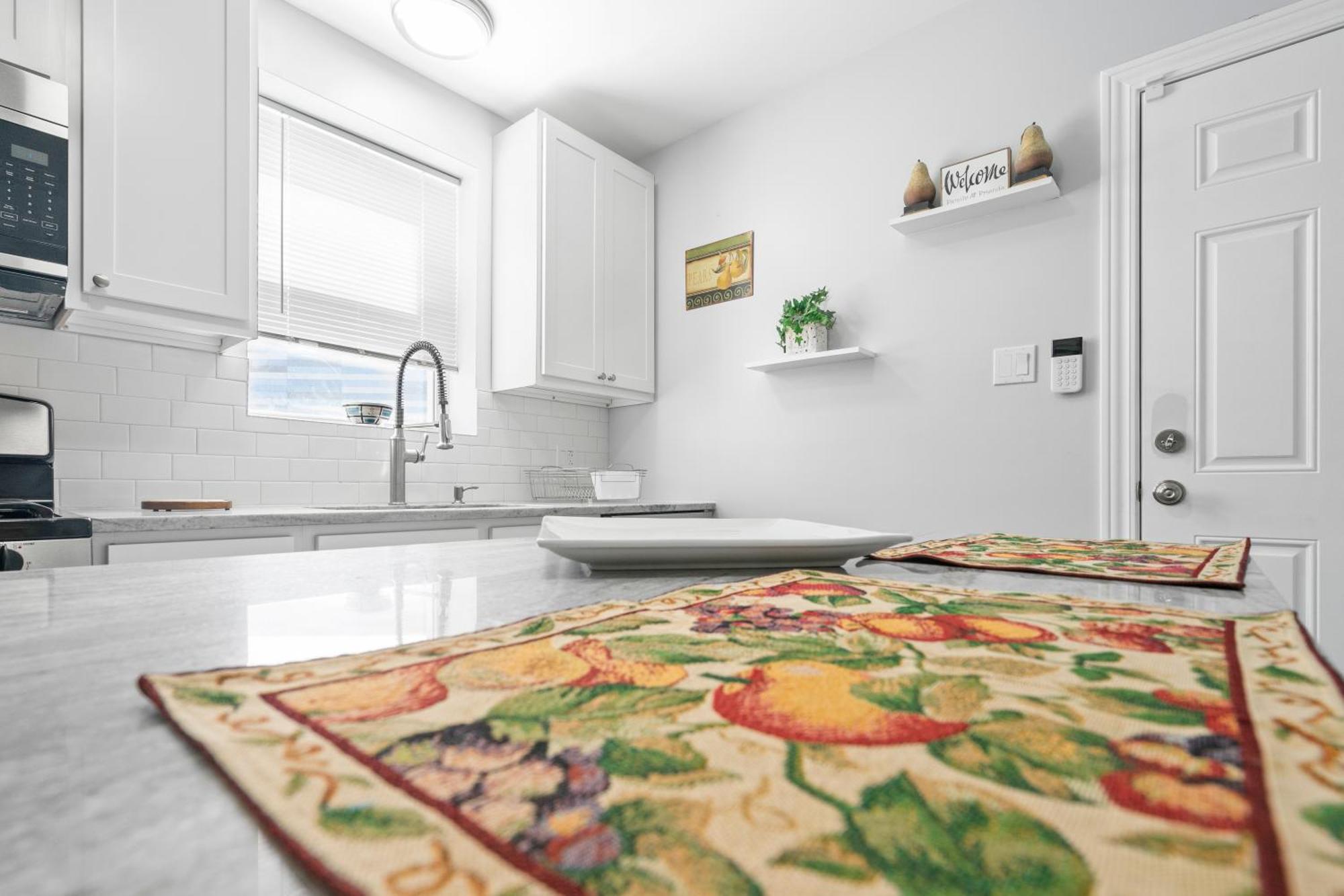 Apartment Newly Rehabbed Greystone With 2 Private Apartments, Backyard, Garage, Laundry, Close To Expressway