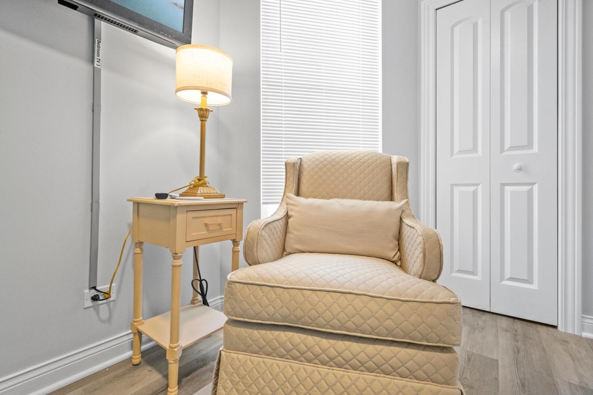 Apartment Newly Rehabbed Greystone With 2 Private Apartments, Backyard, Garage, Laundry, Close To Expressway *