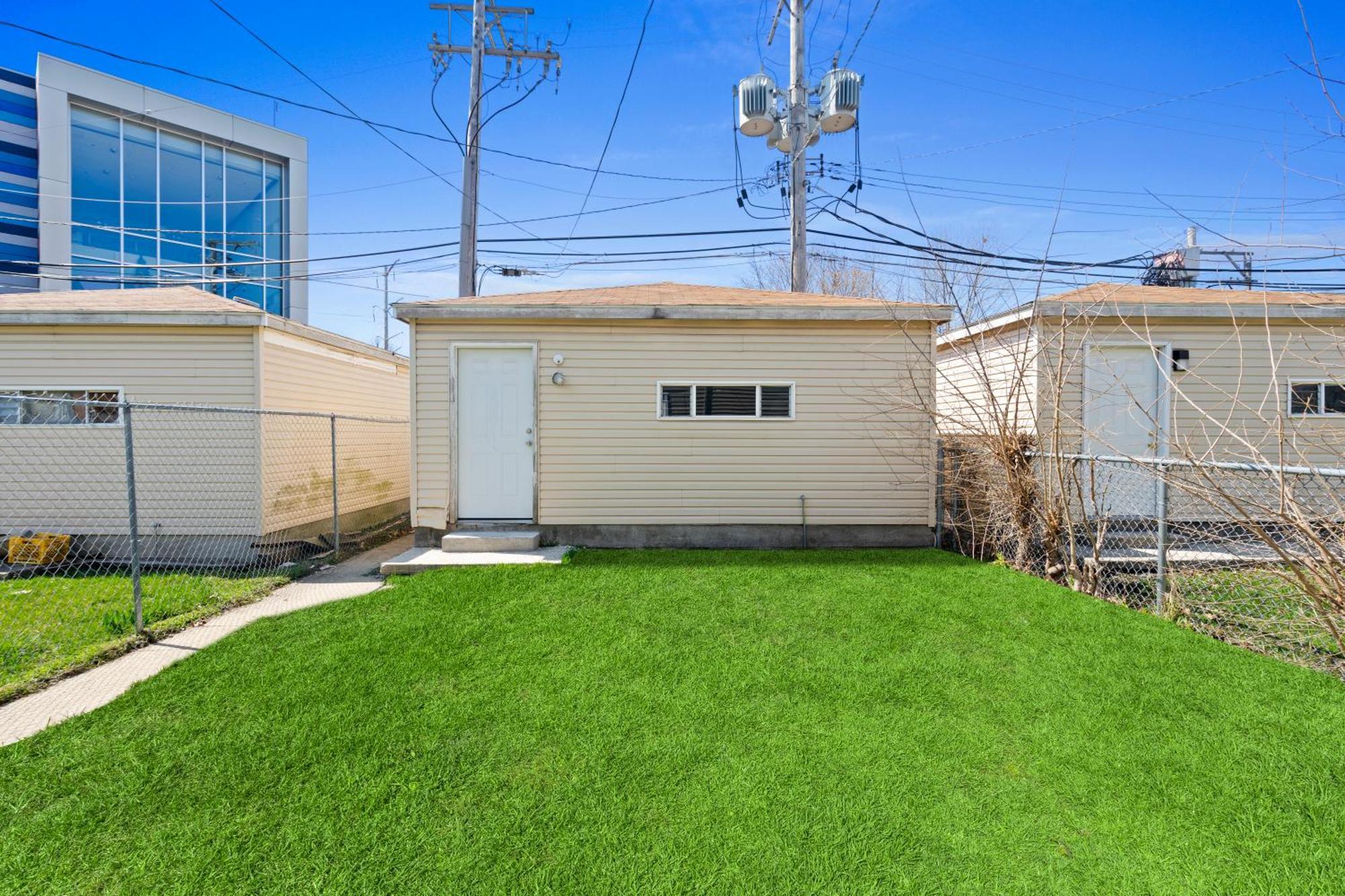 Apartment Newly Rehabbed Greystone With 2 Private Apartments, Backyard, Garage, Laundry, Close To Expressway