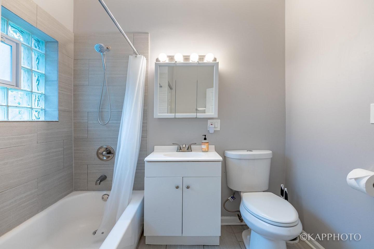Homestay Wonderful Close To Downtown - Free Parking