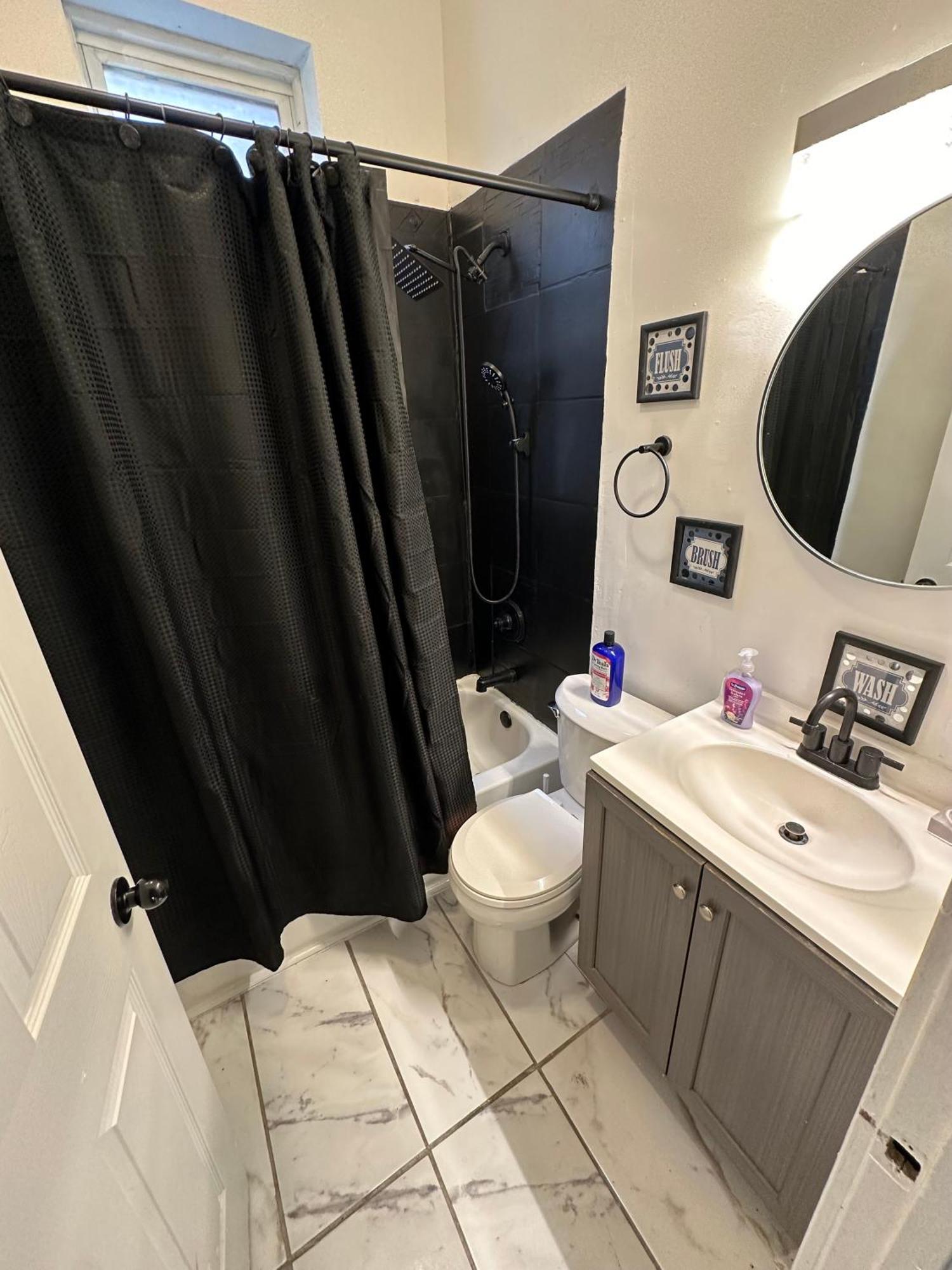 Cozy Spacious 3br Theater Apartment *