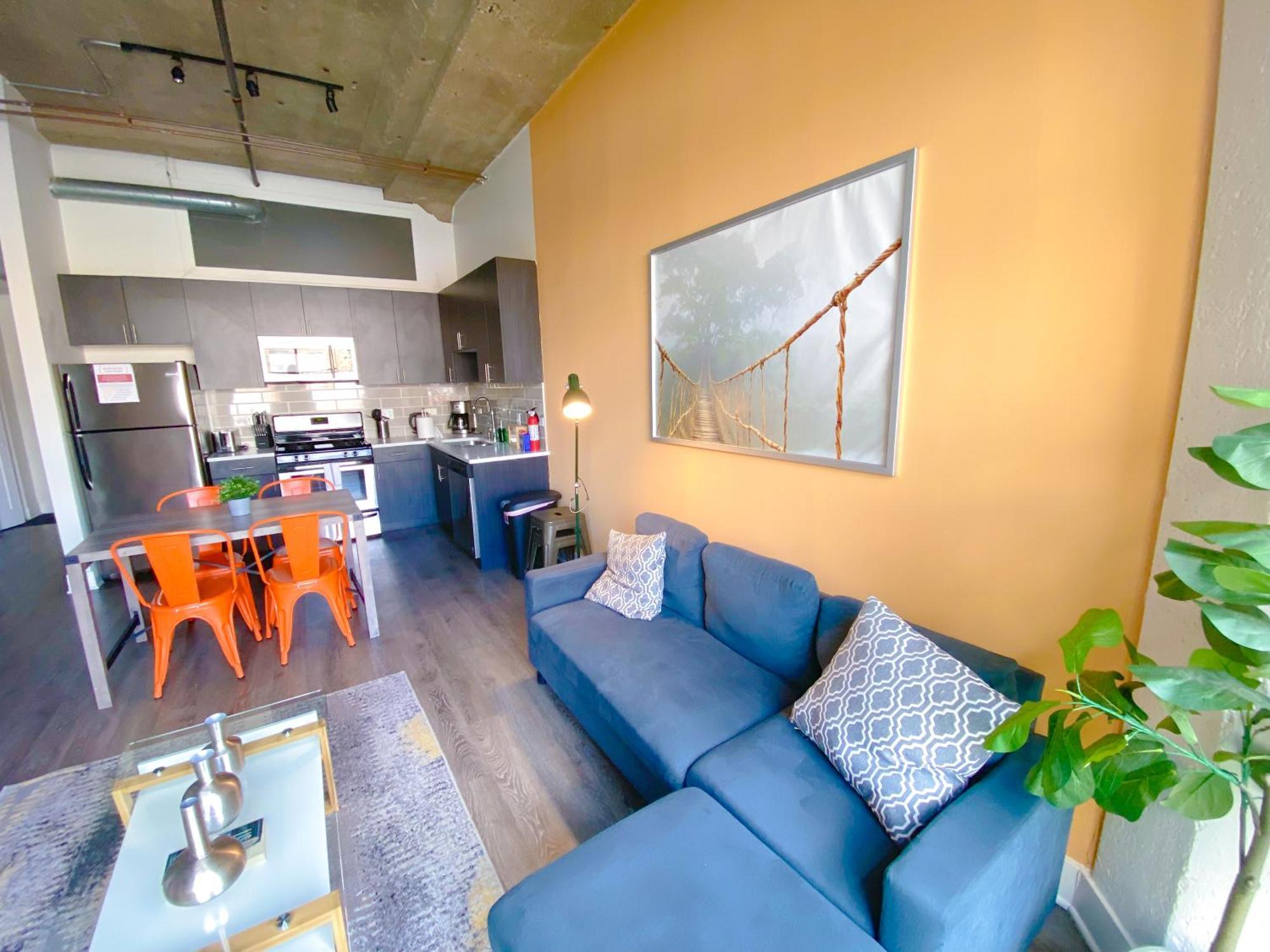 Skyline View Patio Suite: Mccormick Place 3br Retreat Apartment