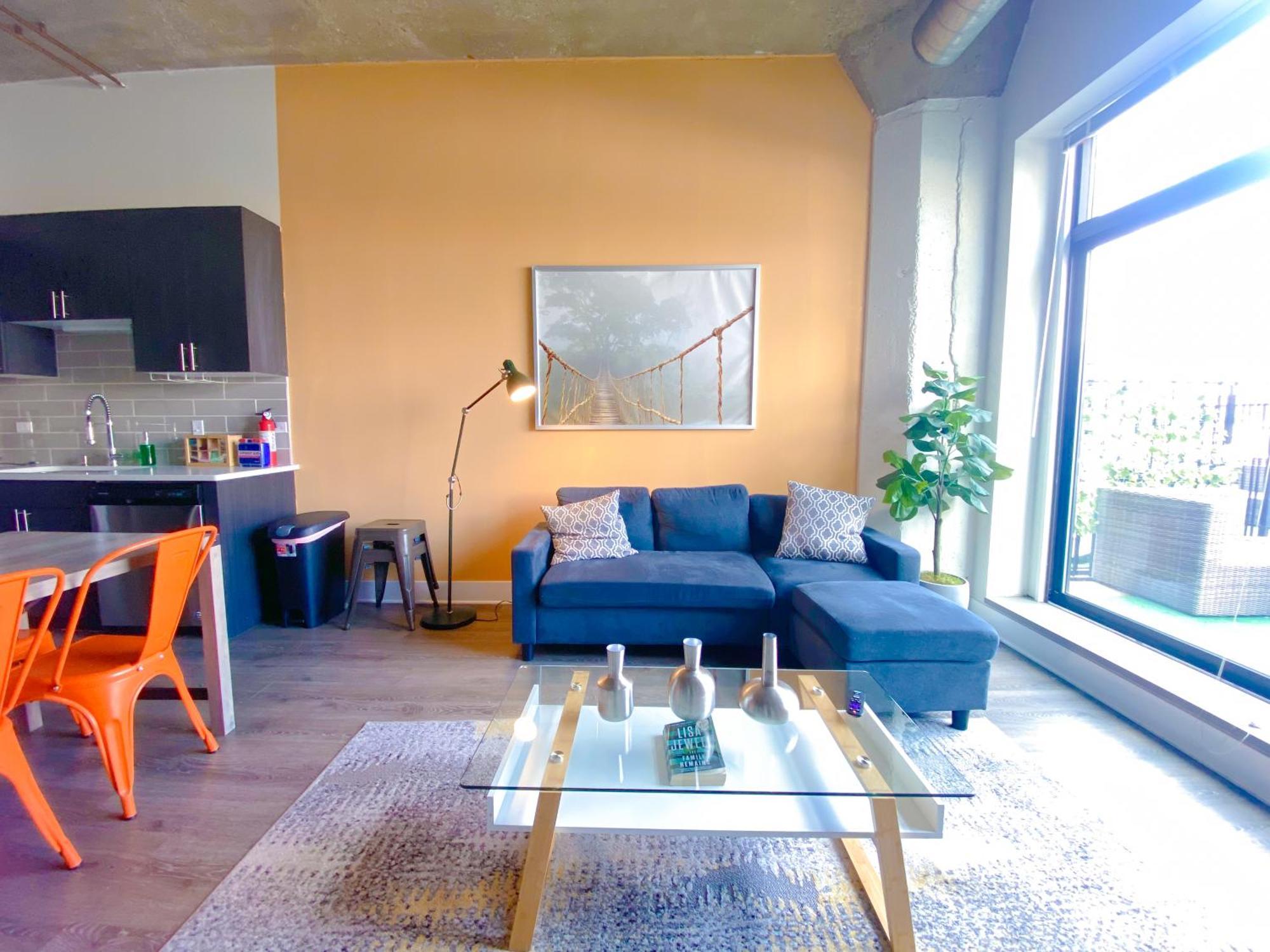 Skyline View Patio Suite: Mccormick Place 3br Retreat Apartment Chicago