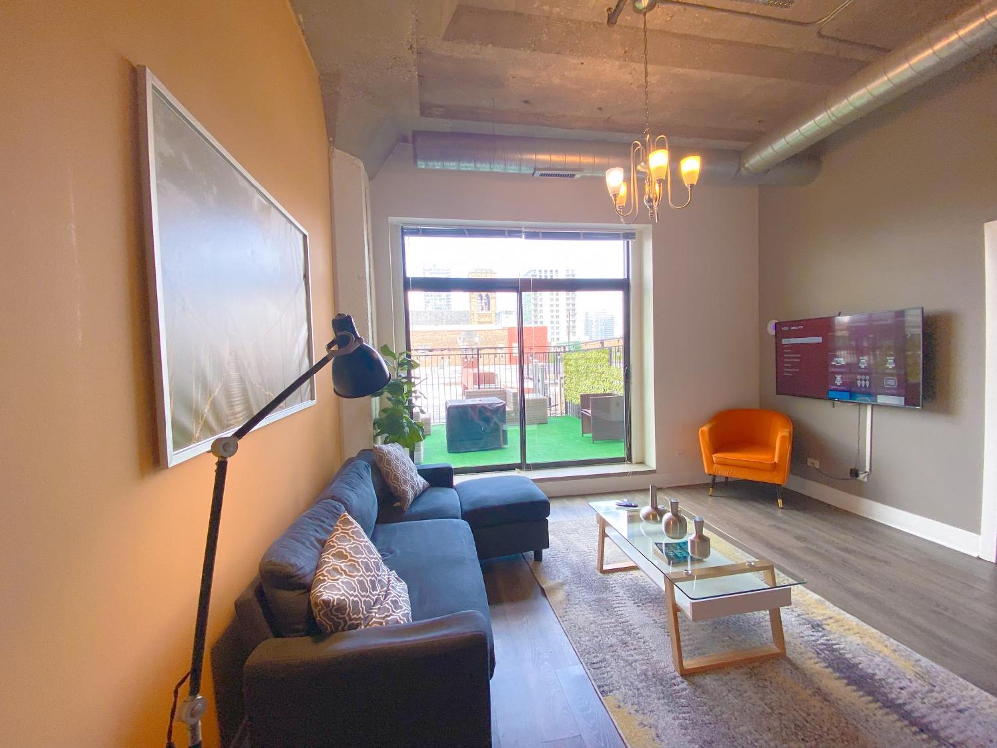 Skyline View Patio Suite: Mccormick Place 3br Retreat Apartment *
