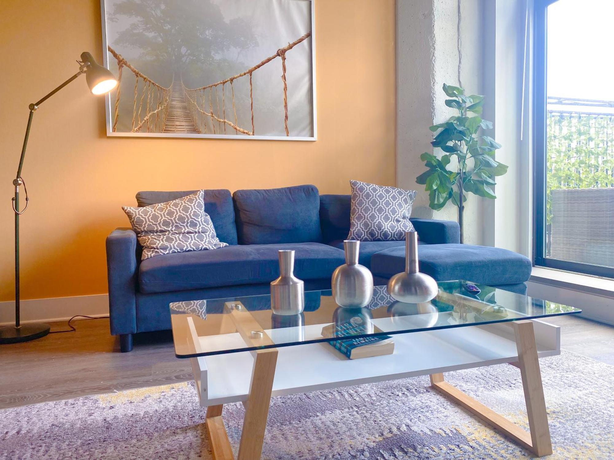 Skyline View Patio Suite: Mccormick Place 3br Retreat Apartment Chicago