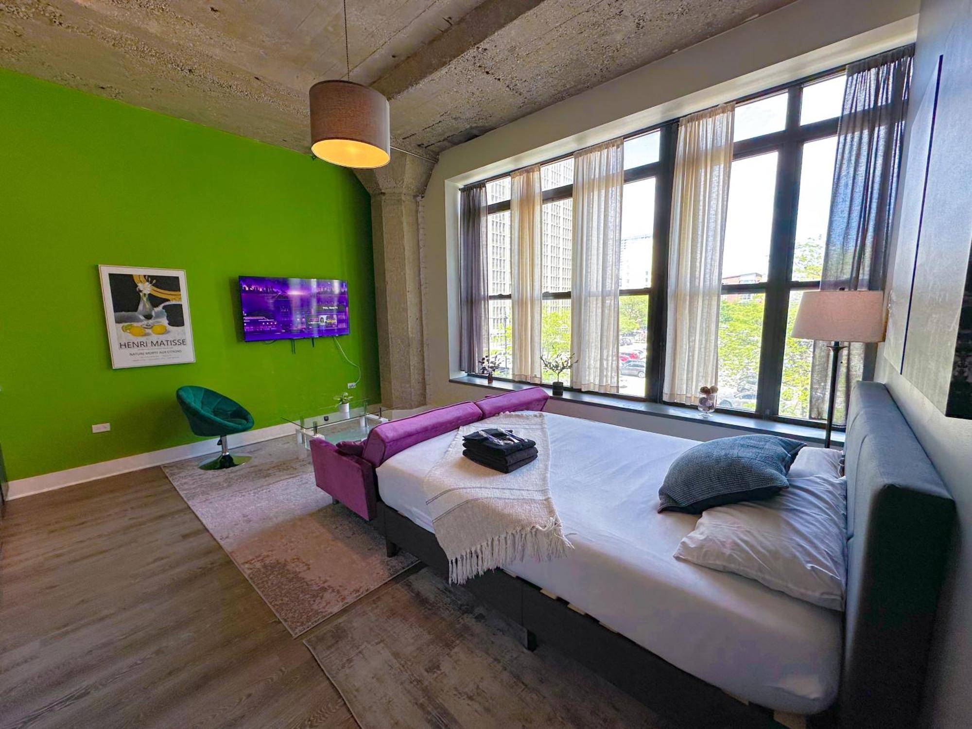 Mccormick Place Beautiful With Optional Parking And Gym Access That Sleeps Up To 4 Apartment