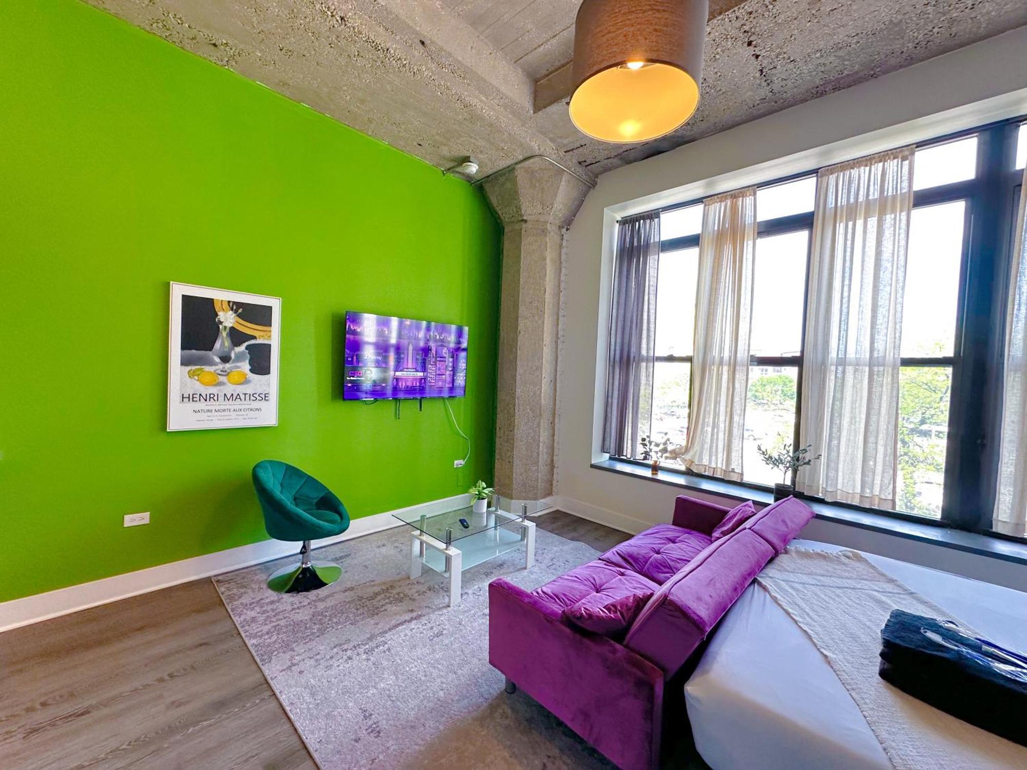 Apartment Mccormick Place Beautiful With Optional Parking And Gym Access That Sleeps Up To 4 *