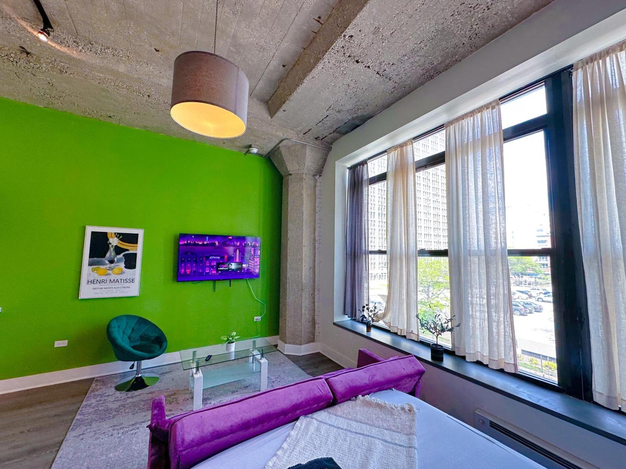 Apartment Mccormick Place Beautiful With Optional Parking And Gym Access That Sleeps Up To 4