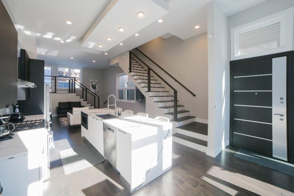 Magnificent New W/8 Beds & Free Parking Holiday home Chicago