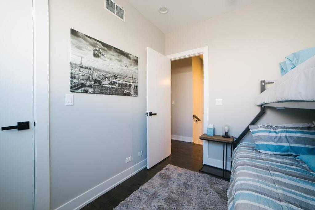 Magnificent New W/8 Beds & Free Parking Chicago