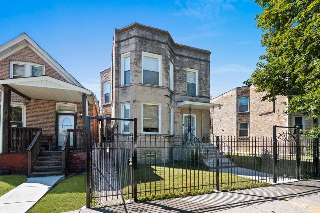 Apartment Newly Rehabbed Greystone With 2 Private Apartments, Backyard, Garage, Laundry, Close To Expressway Chicago