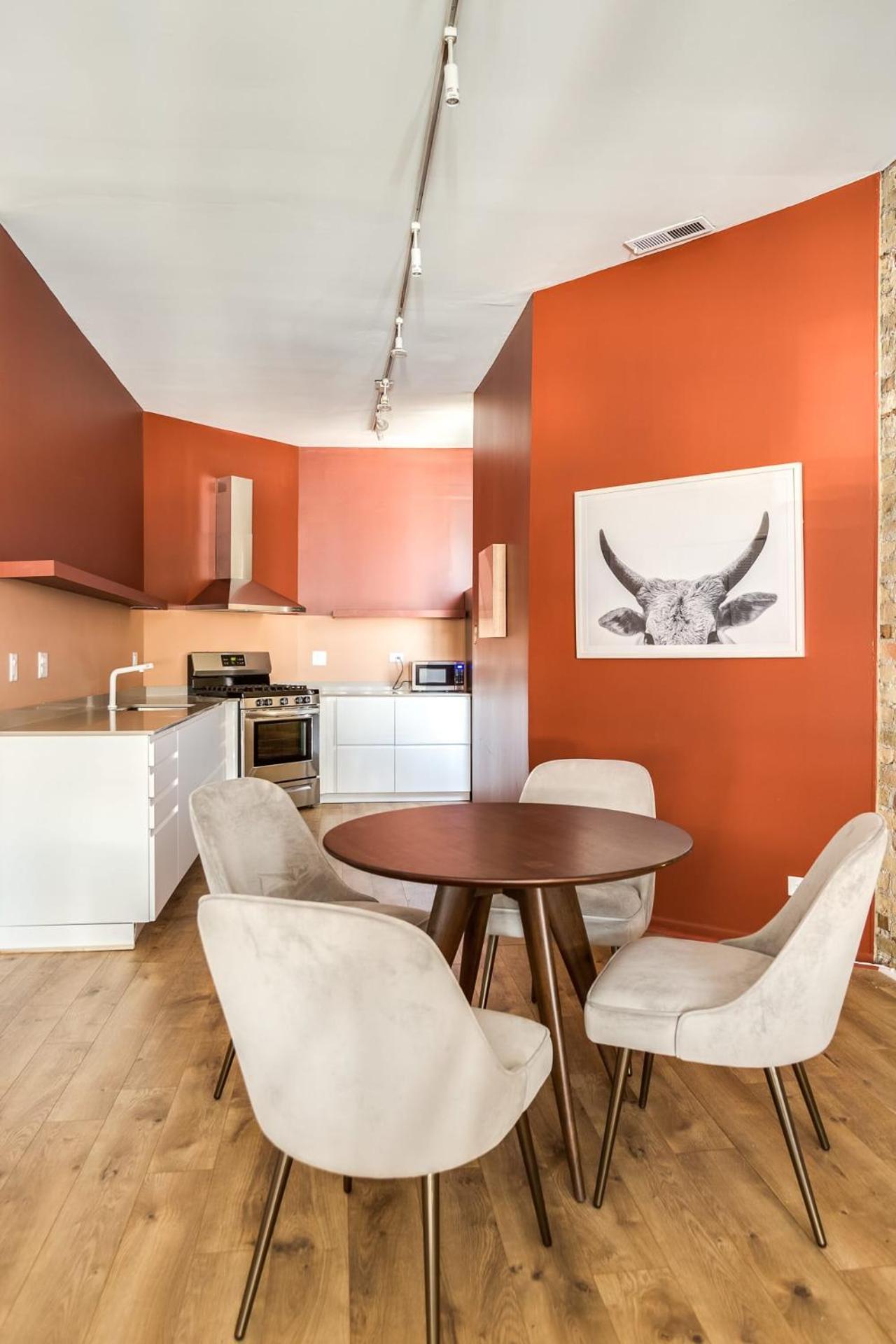 Beautifully Remodeled Second Floor Flat In River North - 2n *