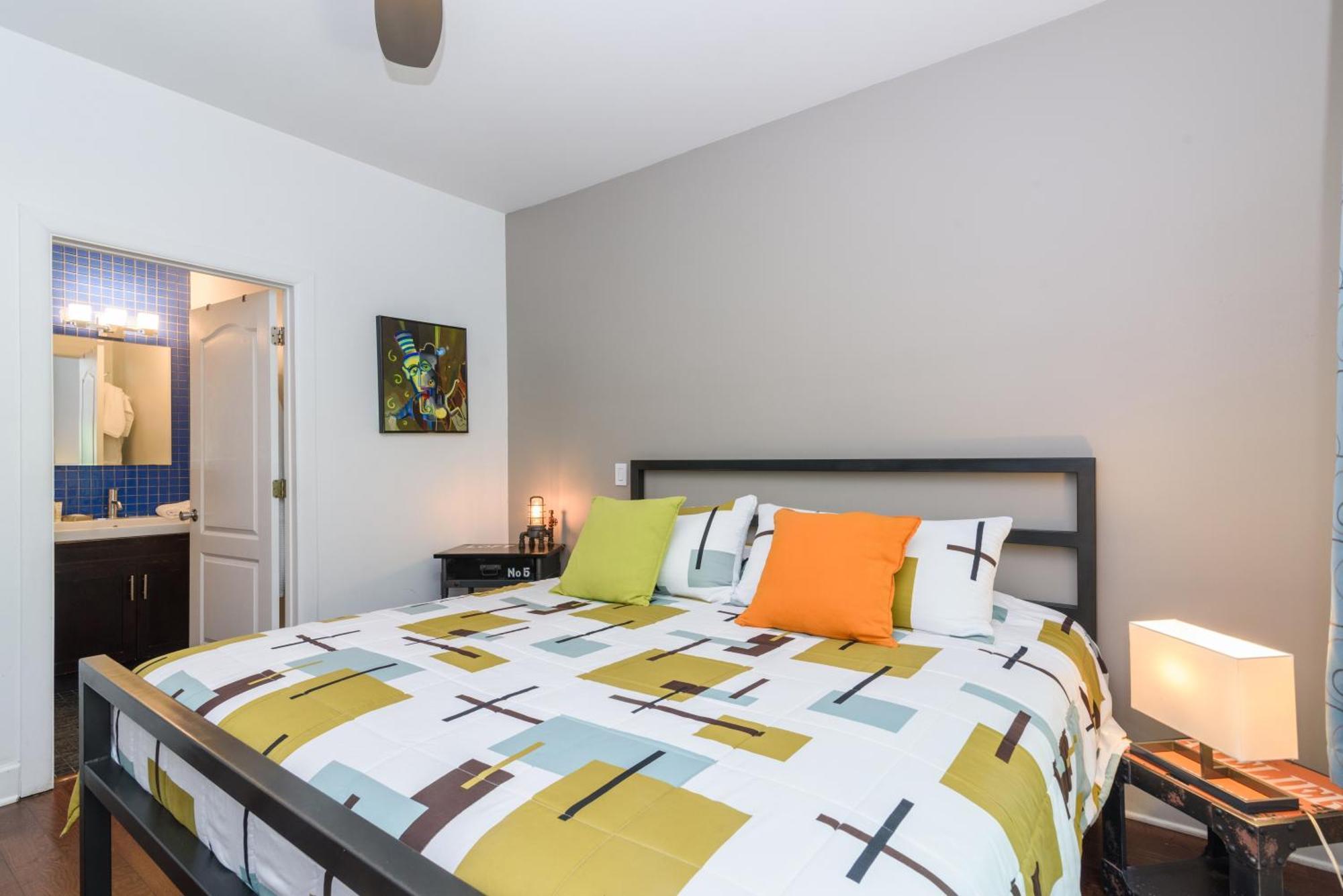 House 5863- Chicago's Premier 4* Chicago