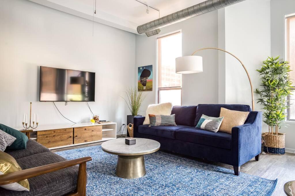 Beautifully Remodeled Second Floor Flat In River North With Private Rooftop - 2s Apartment *