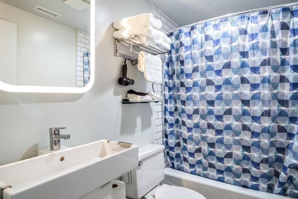Apartment Beautifully Remodeled Second Floor Flat In River North With Private Rooftop - 2s Chicago