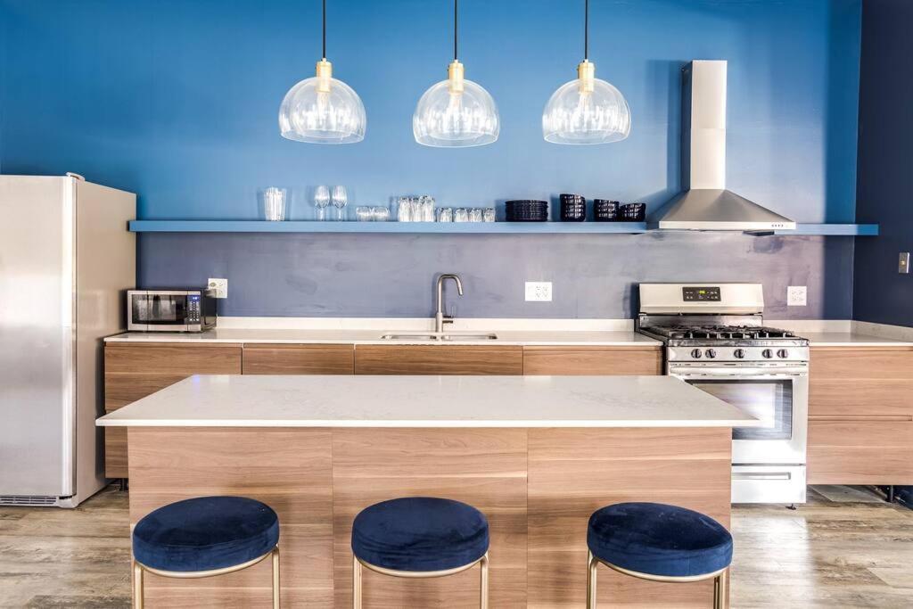 Apartment Beautifully Remodeled Second Floor Flat In River North With Private Rooftop - 2s